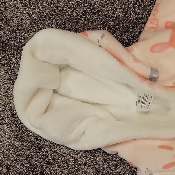 🦩 3 for $25 like new fluffy baby girl robe - Picture 3 of 4
